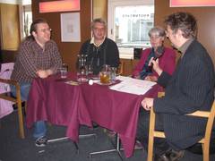 Im ORF KulturCafé diskutiert Gerhard Wagner mit Peter Steinkellner, Gerda Ressl und Ossi Föllerer. 