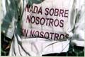 T-Shirt mit dem Aufdruck: "Nada sobre nosotros sin nosotros". Übersetzt: "Nichts über uns ohne uns"