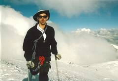 Jean-Yves le Meur auf Krücken am schneebedeckten Berg