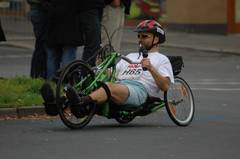 Ein Handbiker/Rollstuhlfahrer beim Berlin- Marathon