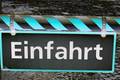 Schranken mit Schild "Einfahrt"