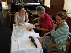 Drei Frauen sitzen am Podium im ORF-RadioCafe mit Blick zum Technikpult