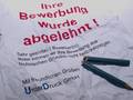 Zerknittertes Papier mit der Überschrift "Ihre Bewerbung wurde abgelehnt"