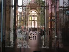 Verglaster Eingang mit Schriftzug: Universität Wien