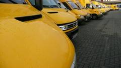 Lange Reihe, gelber Lieferwagen