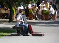 junger Zieharmonikerspieler vor einem Gastgarten