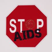 rotes Stopschild, darunter der Schriftzug AIDS