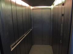Ein Aufzug von innen, der zeimlich klein und eng ist