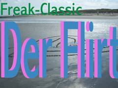 Schriftzug Freak-Classic, der Flirt, im Hintergrund ein in den Sand gezeichnetes Herz.