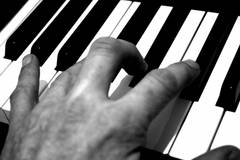 Eine Klavier spielende Hand