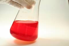 Reagenzglas mit roter Flüssigkeit
