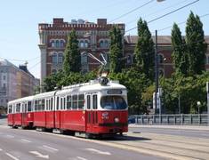Foto einer alten rot-weißen Wiener Straßenbahn-Garnitur