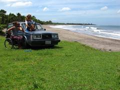 Mit dem Rollstuhl durch Zentralamerika. Reinfried Blaha und Victoria Reitter sitzen auf ihrem blauen Volvo.