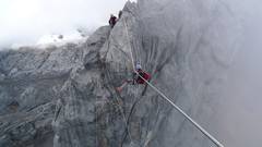Andy Holzer hängt am Kletterseil. Das Bild stammt von der Expedition Carstensz Pyramide aus 2009. Die Carstensz-Pyramide in Indonesien ist mit 4884 m Höhe der höchste Berg Ozeaniens und damit der höchste Berg zwischen dem Himalaya und den Anden.