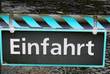 Schranken mit Schild "Einfahrt"