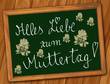 Tafel mit der Schrift "Alles Liebe zum Muttertag", mit Blumen beschmückt