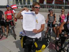 Julian Walkowiak mit der Erklärung vor der UNO mit anderen Radfahrern