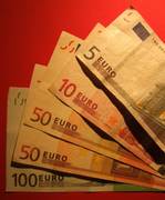 Verschiedene Euronoten auf rotem Hintergrund