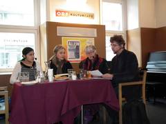 Diskussionsrunde im Kulturcafe: Gerda Ressl, Gerhard Wager, Eine Schülerin, eine blonde Frau und Frau mit weißen Haaren. Ein Mann spricht.