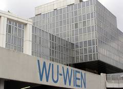 Gebäude mit Glasfassade und Aufschrift: WU-Wien