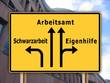 Gelbes Schild mit drei schwarzen Pfeilen mit den Möglichkeiten: Arbeitsamt, Schwarzarbeit oder Eigenhilfe