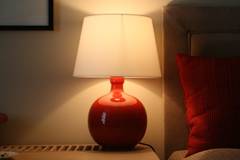 Rote Nachtlampe in einem gemütlichen Zimmer
