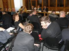 Monitoring-Ausschuss im Parlament. Viele Menschen in vielen Farben, teilweise mit Rollstuhl kommen in den Saal.