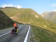 Ein Radfahrer auf einer Straße in den Bergen