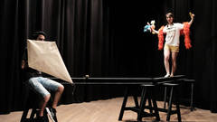 Pressebild aus der aktuellen Produktion zu Tennessee Williams: Zwei Personen sind auf der Bühne, zwischen ihnen ein Konstrukt, auf dem balanciert wird.