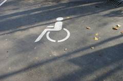 Zeichen "Behindertenparkplatz" auf Straße