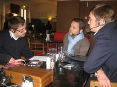 Foto: Gregor Demblin und Andreas Gruber im Gespräch mit Christoph Dirnbacher