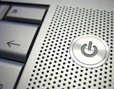 Ausschnitt einer Computertastatur, daneben ein Einschaltknopf