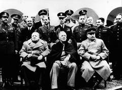 Franklin D. Roosevelt bei der Konferenz von Yalta im Jahr 1945. In der ersten Reihe links neben ihm Winston Churchill, rechts neben ihm Josef Stalin.