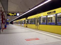 U-Bahn in Bahnhof