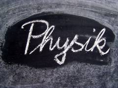 Tafel mit Kreideschrift "Physik"
