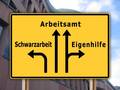 Gelbes Schild mit drei schwarzen Pfeilen mit den Möglichkeiten: Arbeitsamt, Schwarzarbeit oder Eigenhilfe