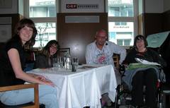 Diskussionsrunde im ORF-KulturCafe: Moderatorin, zwei Frauen und ein Mann sitzen um einen Tisch