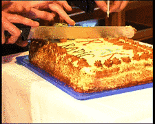 Eine Torte wird angeschnitten