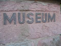 Hinweis auf den Eingang zum Museum in Stein