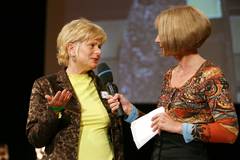 Moderatorin Barbara van Melle spricht mit Wanda Moser-Heindl