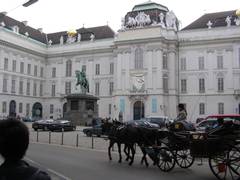 Josefsplatz Blick auf die Hofburg, davor Fiaker